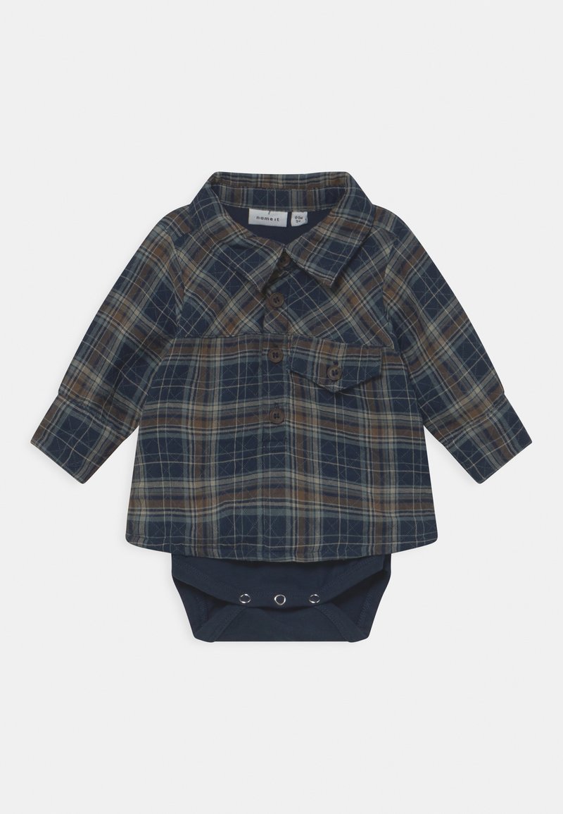 Chemise bébé à manches longues à carreaux bleu marine et marron avec col et boutons sur le devant, culotte-couche bleue marine avec boutons-pression assortie.