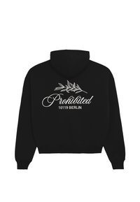 Sudadera con capucha negra que presenta texto bordado en blanco "Prohibido" y "10119 BERLÍN" con un diseño de hoja encima del texto.