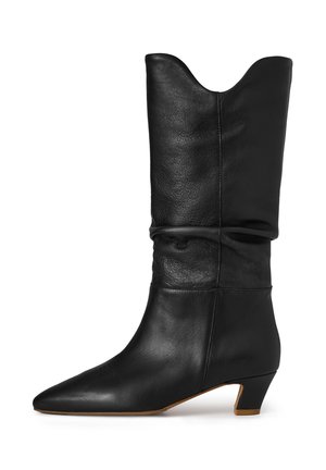 Botte en cuir noir mi-mollet avec un bout pointu, un talon bas incliné, une tige légèrement froncée et un bord supérieur courbé.