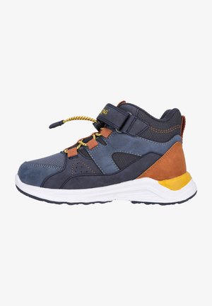 Høje sneakers med marineblå og brune ruskind, mesh-paneler, gule detaljer, elastiske snørebånd og en Velcro-rem for en sikker pasform.