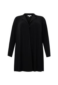 Langer schwarzer Rippmantel mit langen Ärmeln, weiter Kragen und einer einreihigen Knopfverschluss.