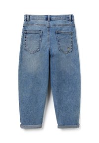 Modré džíny z denimu zobrazené zezadu s dvěma kapsami, poutky na pásek a vyhrnutými nohavicemi u kotníků.