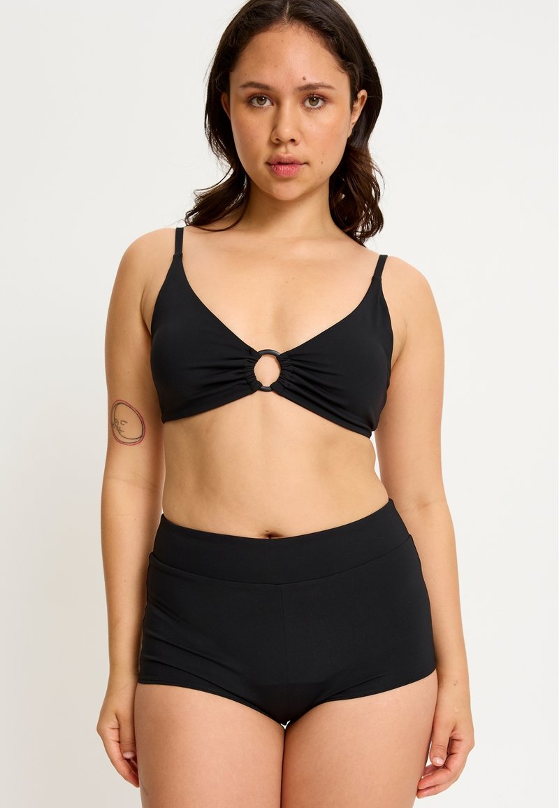 Ensemble de bikini noir comprenant un haut triangle avec un détail en anneau central et un tissu froncé, associé à un short taille haute. Texture lisse.