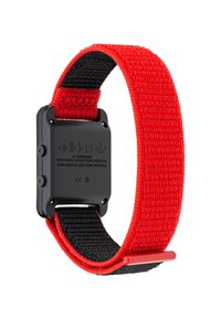 Zwarte hars horlogekast met rechthoekige vorm, met een rood en zwart geweven nylon band. Aangevuld met een rode lus-sluiting.