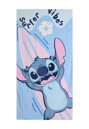 Alieno blu dei cartoni animati con grandi orecchie che sorride su una tavola da surf rosa pastello e blu con il testo "Surfer vibes" e un fiore di ibisco bianco.