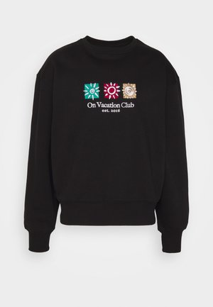 Sudadera negra con puños y bajo acanalados, con tres iconos de sol coloridos y texto blanco "On Vacation Club est. 2016" centrado en el pecho.