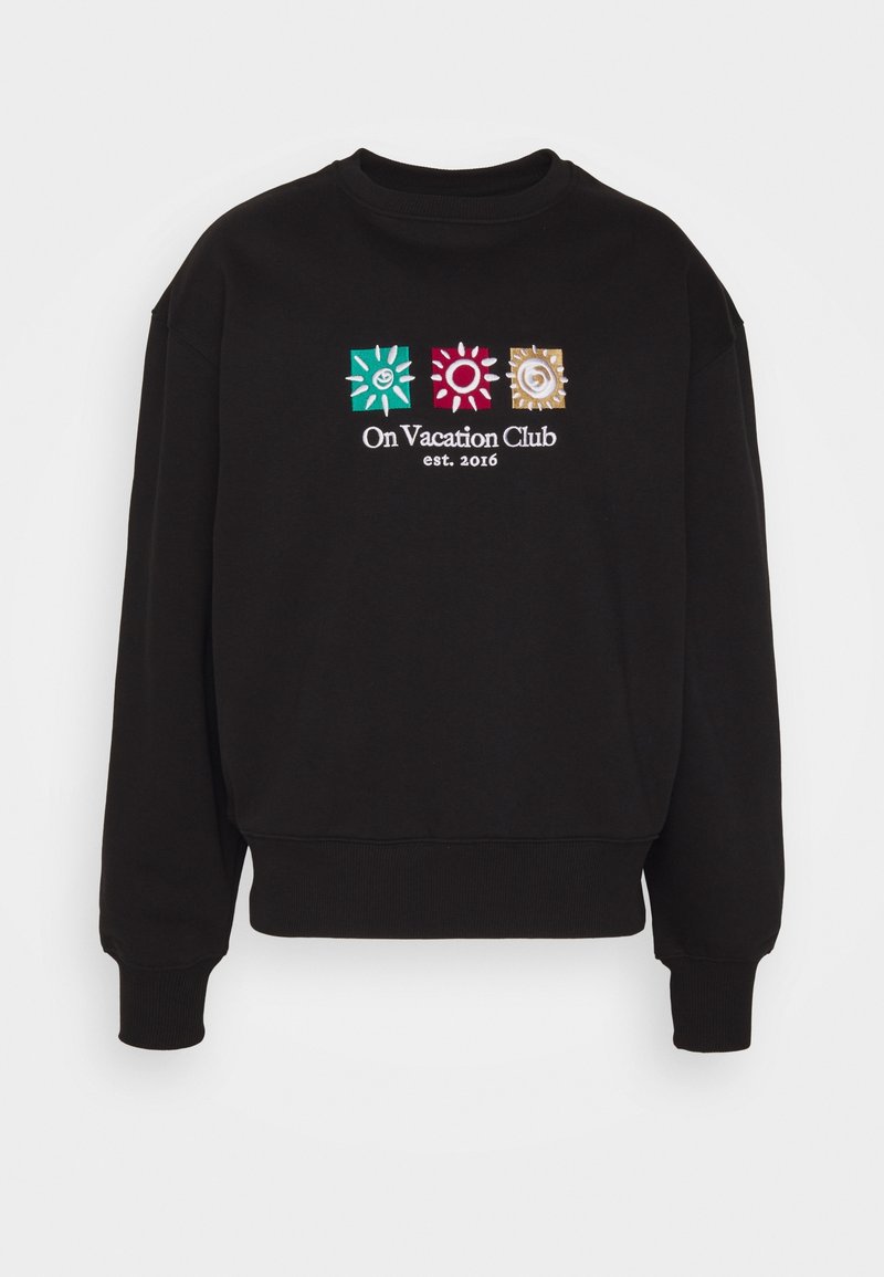 Sweat-shirt noir avec poignets et bas côtelés, présentant trois icônes colorées de soleil et le texte blanc "On Vacation Club est. 2016" centré sur la poitrine.