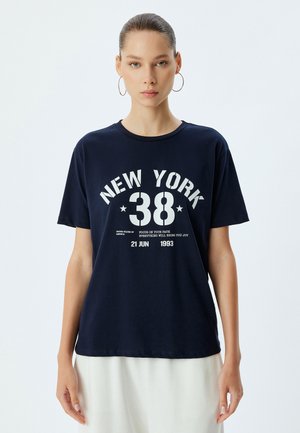 Marineblauwe katoenen t-shirt met een witte grafische print van "NEW YORK 38" en aanvullende tekst. Korte mouwen, ronde hals, relaxte pasvorm.