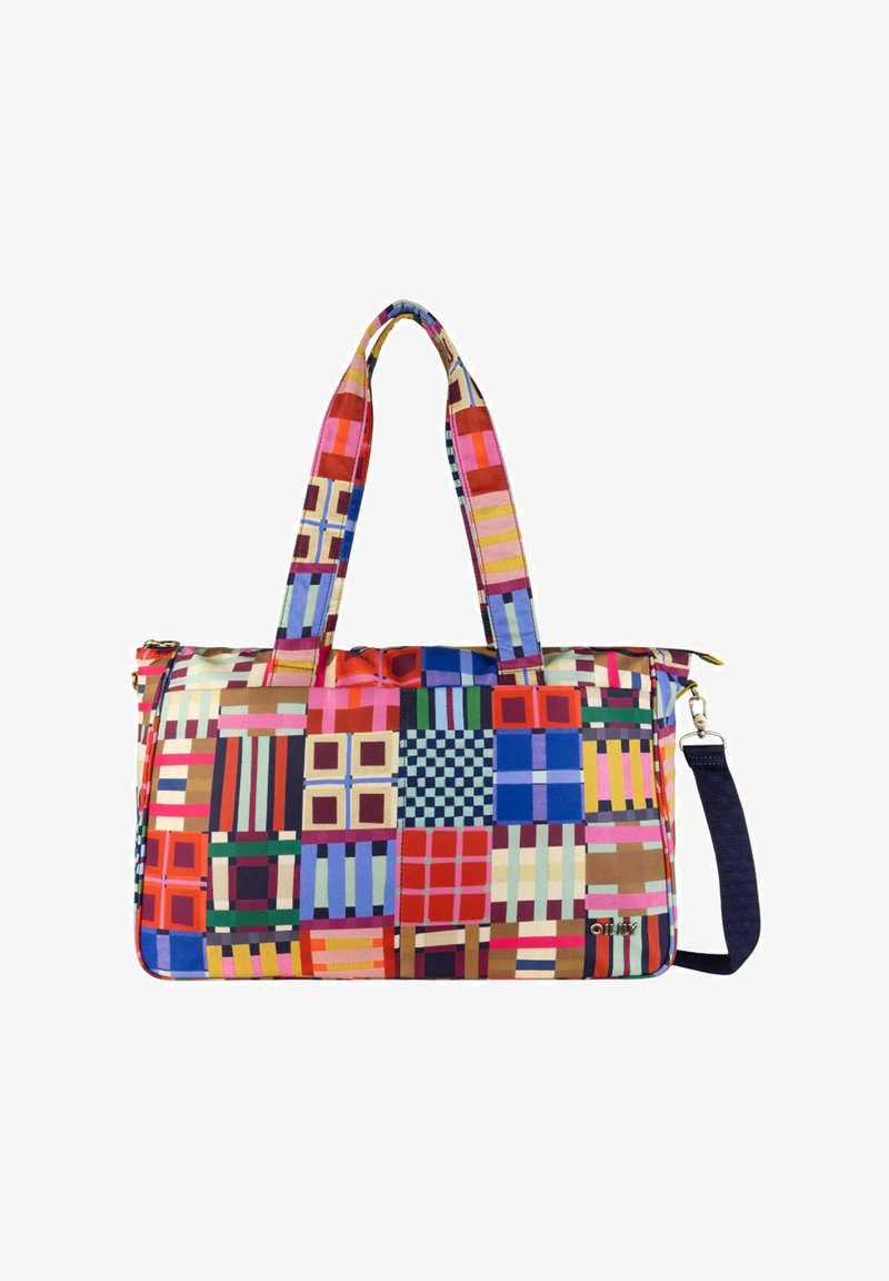 Multikleurige stoffen boodschappentas met een geometrisch patchworkontwerp in rood, blauw, geel en groen, met twee handvatten en een verstelbare schouderband.