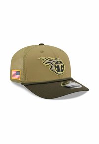 Olivgrüner Hut mit strukturiertem Design, versehen mit einem Flammenlogo und einem Aufnäher der amerikanischen Flagge. Hergestellt aus strukturiertem Stoff mit einem flachen Schirm.