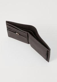 Portafoglio in pelle marrone con slot per carte multiple, design aperto e una tasca aggiuntiva. Texture liscia e dettagli di cucitura discreti.