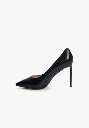 Schwarze Lederhighheels mit spitzem Zehenbereich, schlankem Design, glatter Textur und Stilettoabsatz. Keine sichtbaren Muster oder Hardwaredetails.