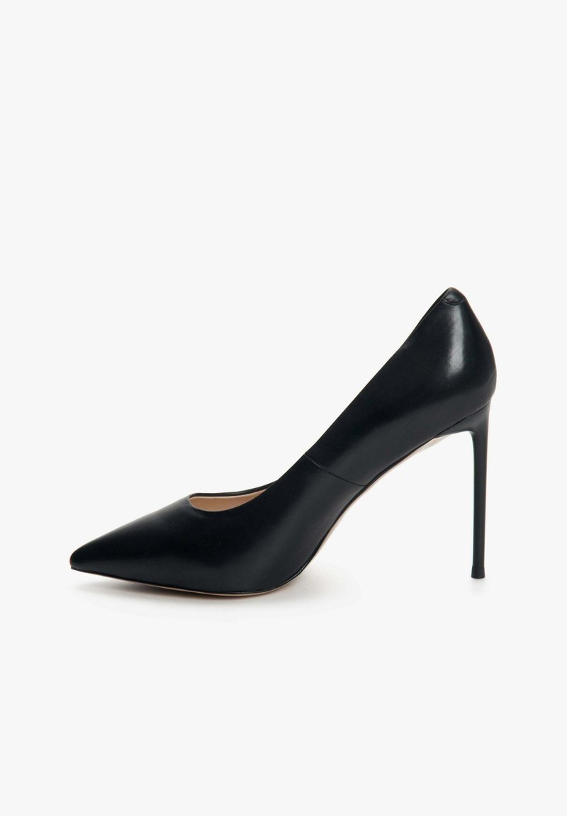 Zwarte leren hoge hakken met een spitse neus, slank ontwerp, gladde textuur en een stilettohak. Geen zichtbare patronen of hardwaredetails.