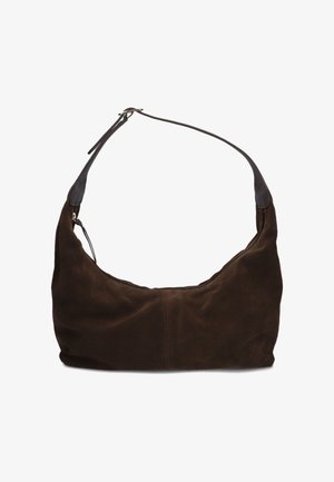 Bruine suède schoudertas met een gebogen silhouet, voorzien van een leren schouderband en een strakke ritsluiting. Zachte textuur, minimale details.