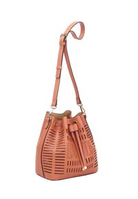 Borsa a secchiello in pelle corallo, con un design a fori orizzontali, tracolla regolabile e dettagli in metallo dorato.