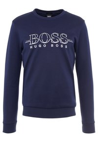 Mörkblå crew-neck sweatshirt i mjukt material, med en vit broderad logotyp "BOSS HUGO BOSS" över bröstet och åtsittande muddar.