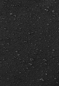 Czarna tkanina o teksturowanym splocie, pokryta licznymi małymi kroplami wody na powierzchni, tworzącymi błyszczący efekt.