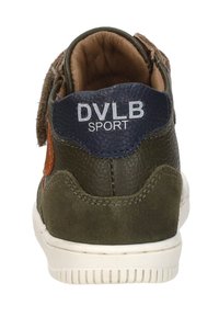 Militaire groene sneaker met getextureerd leer en suede accenten, voorzien van een blauwe achterpatch met "DVLB SPORT" in witte letters en een witte zool.