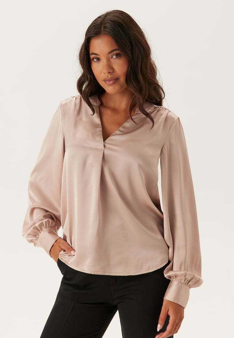 Růžová halenka vyrobená z hedvábné tkaniny, s výstřihem do V, dlouhými nabíranými rukávy s elastickými manžetami a volným střihem.