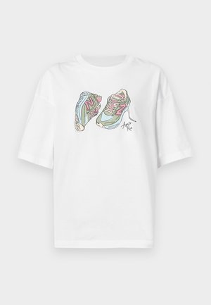 T-shirt bianca con una grafica colorata di due sneaker con accenti rosa e verdi, realizzata in stile line-art.