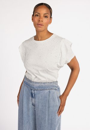 Witte t-shirt met korte mouwen en een gestructureerd patroon, ronde halslijn en subtiele schouderplooien, gecombineerd met hoge, lichtblauwe spijkerbroeken.