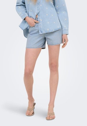 ONLY, JEANS-SHORTS ONLPHINE MITTLERE TAILLE NORMAL GESCHNITTEN JEANS-SHORTS - Denimové šortky - light blue denim