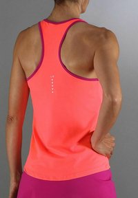 Top deportivo atlético de color rosa brillante con diseño de espalda nadadora, ribete morado en contraste y detalle de puntos horizontales en la parte superior de la espalda. Textura suave.