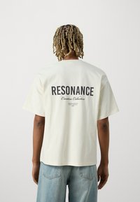 Selected Homme - SLHBOXY RESONANCE TEE - Marškinėliai su spaudiniu - egret/black Miniatiūros vaizdas 1