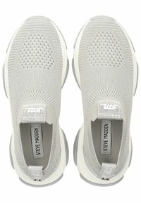 Sportschuhe aus leichtem grauem Strickmaterial mit einem strukturierten hexagonalen Muster, elastisches Schlupfdesign und kontrastierenden weißen Sohlen.