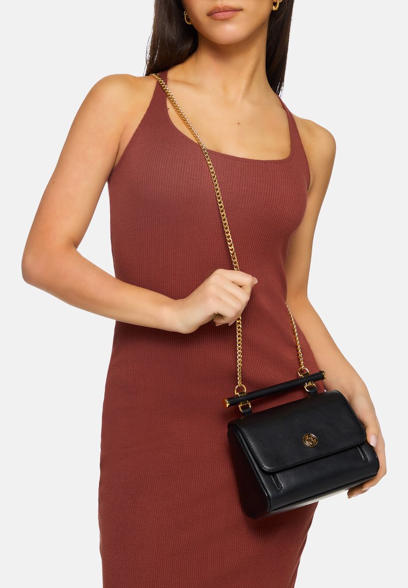 Borsa a tracolla in pelle nera con un design strutturato, tracolla a catena dorata e una maniglia decorativa. La borsa presenta un pattina frontale e angoli arrotondati.