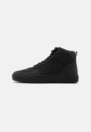 Zwarte hoge sneaker met veters aan de voorkant, gevoerde enkelkraag en rubberen zool, zijaanzicht op een effen achtergrond.