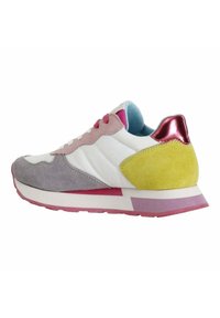 Bunt gefärbter Sneaker mit weißen Leder, grau und pinken Wildleder-Akzenten, einer gelben Wildleder-Ferse und einem glänzenden pinken Rückenkleber. Weiche Innensohle.
