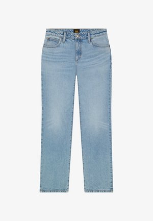 Vaqueros de mezclilla azul claro de pierna recta con bolsillos frontales, trabillas para cinturón, botón, cremallera y etiqueta de la marca Lee en la cintura.