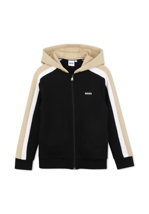 Sudadera negra con cremallera, capucha beige y rayas en las mangas, franja vertical blanca en las mangas y logo "BOSS" en el pecho.