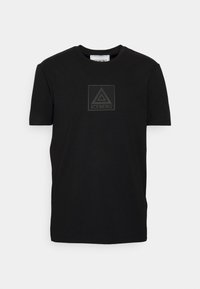 Camiseta negra de manga corta hecha de algodón, con un logo de Iceberg texturizado en negro dentro de un cuadrado en el pecho. Cuello redondo, ajuste regular.