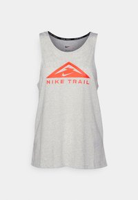 Graues Tanktop aus weichem Stoff, mit einem markanten roten und schwarzen "Nike Trail"-Logo in Dreiecksform.