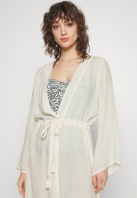 LASCANA KAFTAN MIT BINDEGÜRTEL - Ranta-asusteet - off white