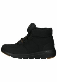 Bottine noire avec un dessus en suédine, bout rond et col rembourré. Dotée de lacets et d'une semelle en caoutchouc flexible avec la marque "ULTRA GO".