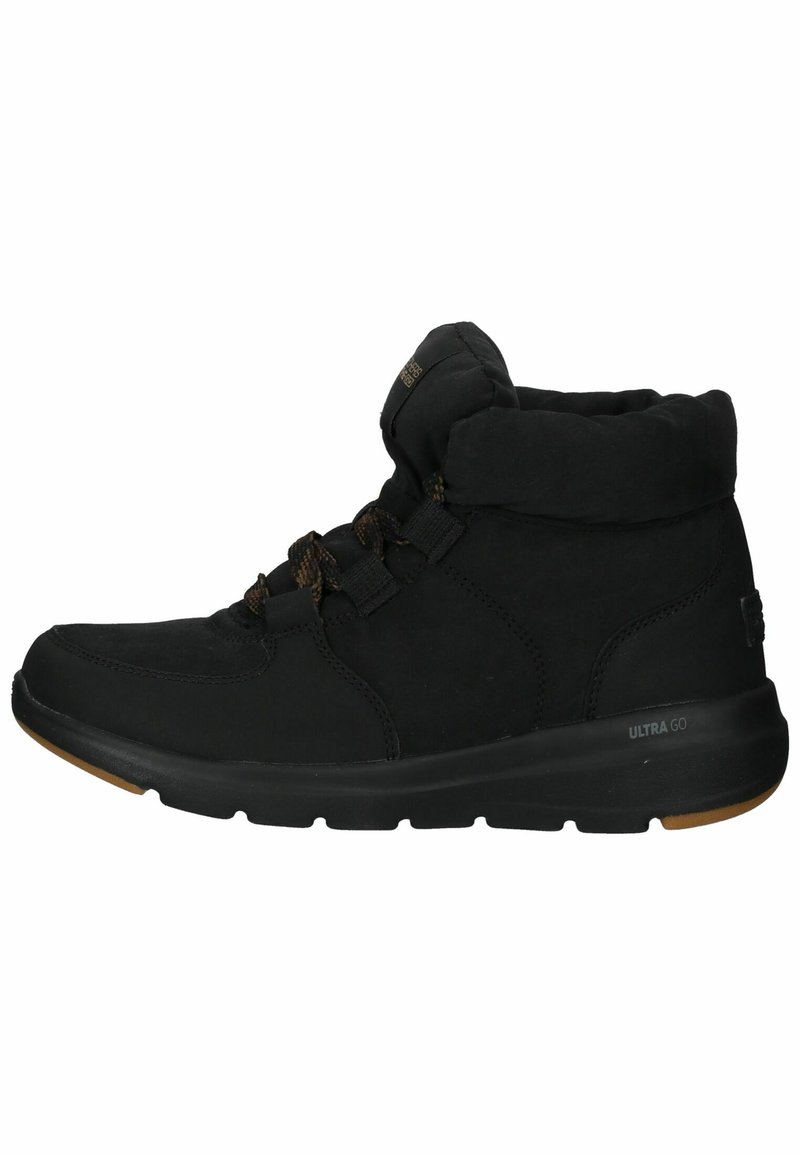 Bottine noire avec un dessus en suédine, bout rond et col rembourré. Dotée de lacets et d'une semelle en caoutchouc flexible avec la marque "ULTRA GO".