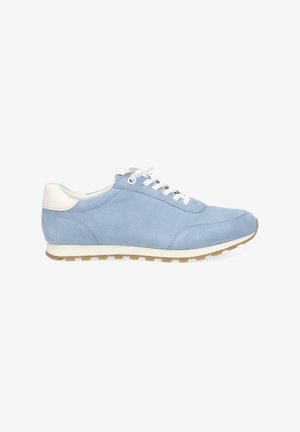 Lichtblauwe suède sneaker met witte veters en hielstuk, beige zool met profiel, gezien vanaf de buitenkant op een witte achtergrond.