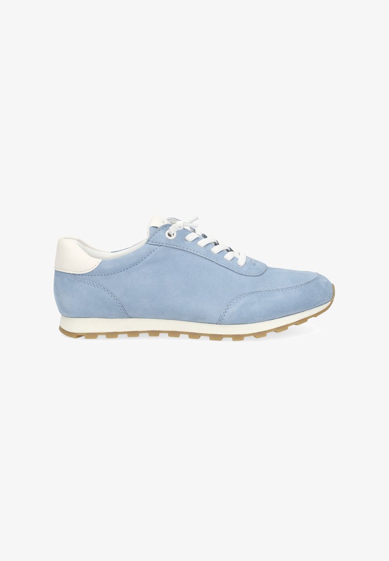 Lichtblauwe suède sneaker met witte veters en hielstuk, beige zool met profiel, gezien vanaf de buitenkant op een witte achtergrond.