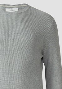 Grijze langetermijnsweater met een gestructureerd breiwerkdesign. Heeft een ronde halslijn en subtiele ribbeldetails door de stof.