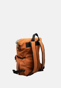 Zaino arancione in nylon con spallacci neri, tasca laterale con zip, schienale imbottito e maniglia superiore. Forma rettangolare con accenti a contrasto.