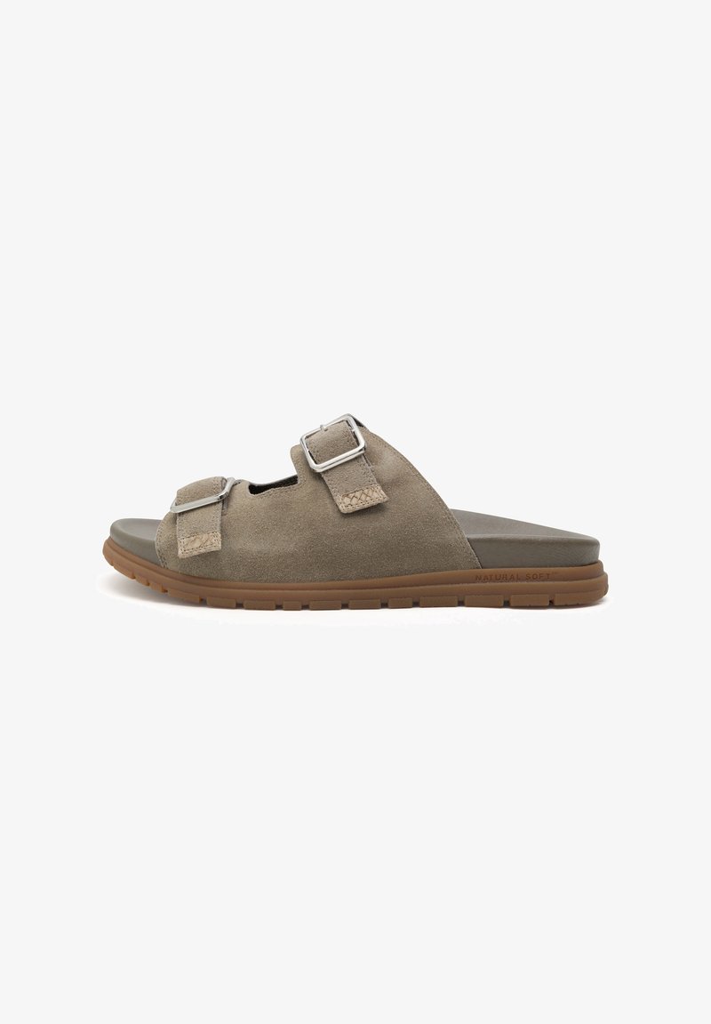 Sandales à glissière en suede gris avec deux boucles argentées ajustables, bout ouvert et semelle en caoutchouc texturé marron pour une meilleure adhérence et confort.