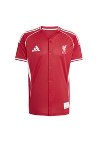 Röd Liverpool FC Adidas knapp-up sportströja med vita ränder på axlarna och ärmarna, lagets logotyp på vänster bröst.