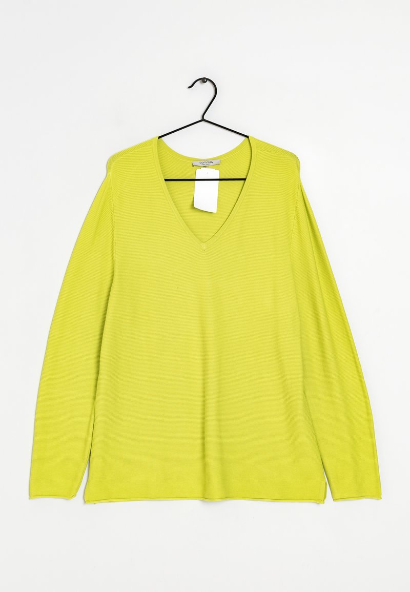 Limegrüner V-Ausschnitt-Pullover mit langen Ärmeln, gerippter Textur und geradem Saum. Hängt an einem schwarzen Metallhaken, mit angehängtem Markenetikett.