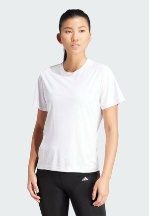 Camiseta deportiva blanca de manga corta, con escote redondeado y una textura suave y ligera. Marca mínima visible en el pecho.