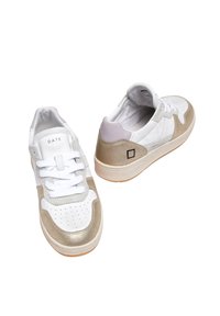 Sneakers beige e bianchi realizzati con materiali lisci e testurizzati. Presentano un puntale perforato, lacci bianchi e un accento quadrato sul tallone.