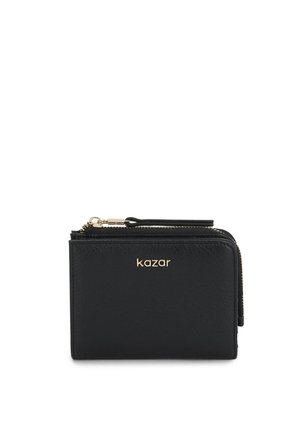 Czarny skórzany portfel z złotym zamkiem błyskawicznym i logo "kazar" w złotych literach na przodzie, kompaktowy i prostokątny.