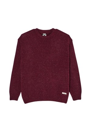 Pull en maille bordeaux avec col rond, poignets et ourlet côtelés, tissu moucheté et une petite étiquette près de l’ourlet inférieur. Aucune personne visible.